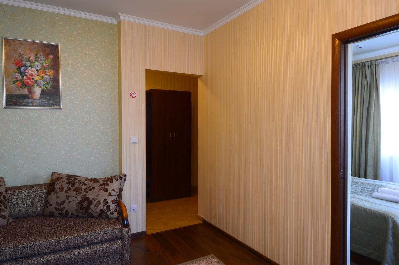 Hotel Korona Mostyska Luaran gambar